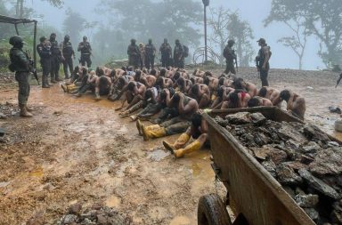 Militares rescatan a 46 mineros secuestrados.