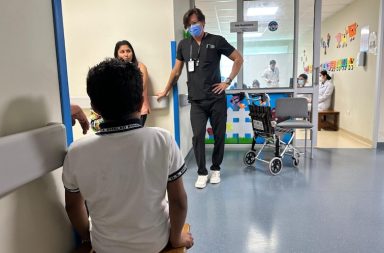 Niño venezolano, sin familia, vive en hospital de Manta