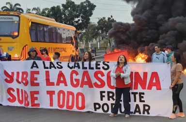 Quemaron llantas en Guayaquil por eliminación de subsidios