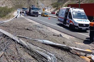 Luego de un aparente fallo en el sistema de los frenos, un camión rodó por un abismo en la vía Guayllabamba-Quito.