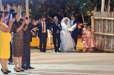 Adultos mayores se vuelven a casar después de 60 años de matrimonio