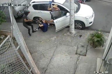 Dos mujeres se enfrentan a un delincuente durante brutal asalto en Guayaquil