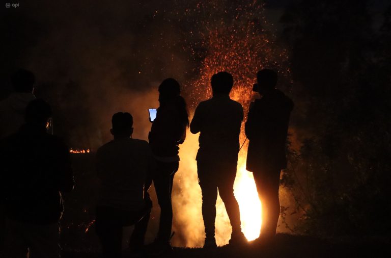 Un bebé con quemaduras y más de 100 familias evacuadas por incendios forestales en Quito