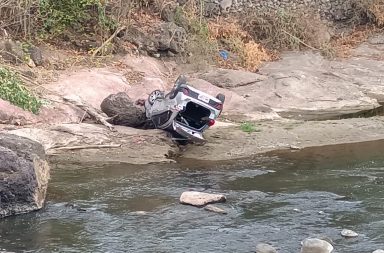 Carro cayó al río Pindo y sus ocupantes resultaron ilesos