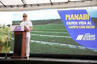 Daniel Noboa hizo la entrega simbólica de tres proyectos de riego para Manabí