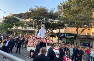 Cientos de personas participan de la procesión y de la misa solemne en honor a la Virgen de La Merced, en Portoviejo, capital de los manabitas.