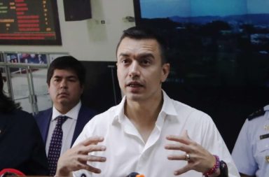 El presidente Daniel Noboa regresa a Ecuador para “comandar los esfuerzos ante el enemigo al que nos enfrentamos”.