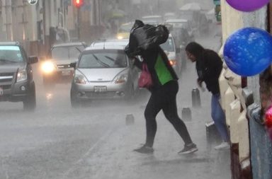 Este viernes 27 de septiembre se reporta la presencia de fuertes lluvias acompañadas también de tormentas eléctricas.