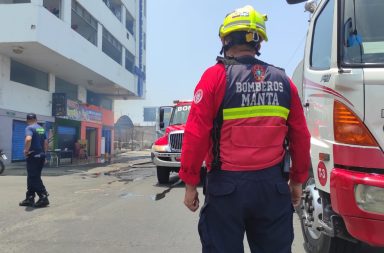 Miembros del Cuerpo de Bomberos de Manta rescataron a dos menores de edad luego de controlar un incendio.