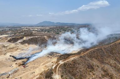 Tratan de controlar incendio en vertedero de Manta