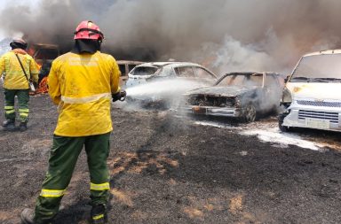 Un total de 30 carros resultaron quemados tras un incendio forestal que se registró en el norte de Guayaquil, provincia del Guayas.