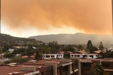 Una espesa nube de humo se mantenía sobre el cielo de Quito este miércoles 4 de septiembre, a propósito de los incendios forestales.