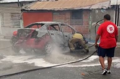 Carro ardió en llamas tras atentado contra dos personas en Manta