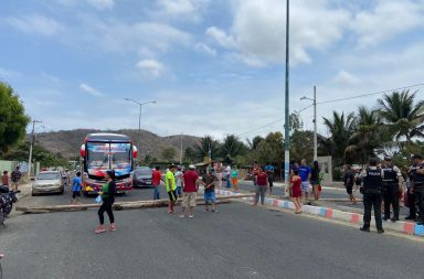 Vía Portoviejo-Crucita permanece cerrada por manifestantes