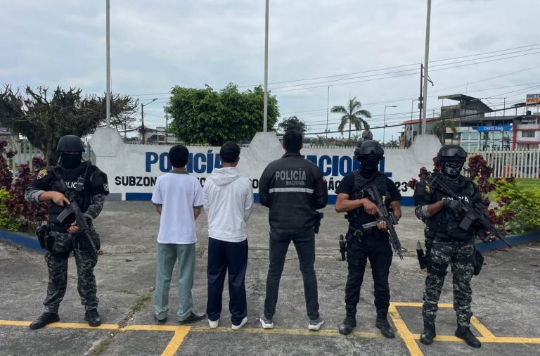 A dos alumnos de un colegio, de Santo Domingo de los Tsáchilas, los pusieron a órdenes de las autoridades de justicia.