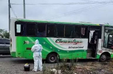 A una pareja de esposos la asesinaron cuando se dirigían a laborar. El doble crimen ocurrió dentro de un bus de pasajeros.