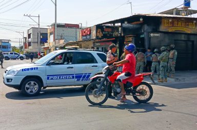 Al dueño de un barbería le dispararon al menos por cinco ocasiones cuando se encontraba dentro de su local comercial.