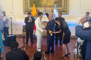 Álvaro Noboa, el hombre más rico del Ecuador, fue condecorado por su hijo y Presidente de la República, Daniel Noboa.