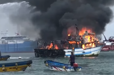 barco se incendia manta