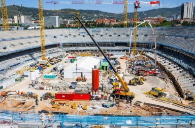 Cerca de 30 obreros que laboran en la remodelación del estadio Camp Nou, del FC Barcelona protagonizaron una pelea campal.