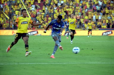 Clásico del Astillero Barcelona y Emelec se enfrentan en el estadio Monumental