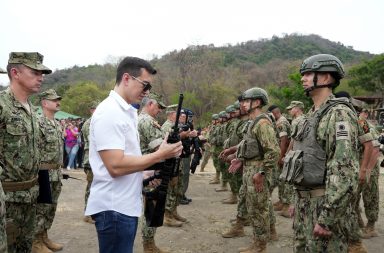 Daniel Noboa entrega a las Fuerzas Armadas armamento decomisado en operativos