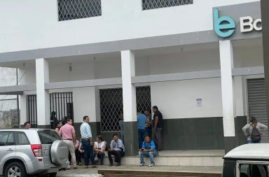 En Calceta, provincia de Manabí, la agencia del banco estatal BanEcuador sufrió una irrupción por parte de delincuentes.