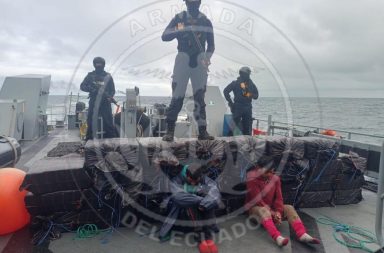 La Armada del Ecuador detuvo a dos hombres en la Zona Económica Exclusiva (ZEE) de Galápagos, con droga.