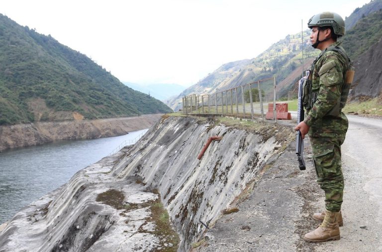 La ministra de energía de Ecuador, Inés Manzano aseguró que el embalse de Mazar está operativo y aportando con energía al país.