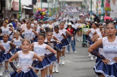 dos desfiles para cantonización de Manta