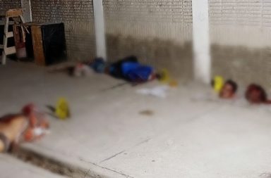 cuerpos abandonados en exterior de unidad educativa en Guayaquil