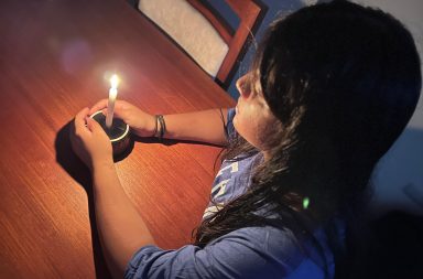 tenga cuidado con las velas durante los cortes de energía