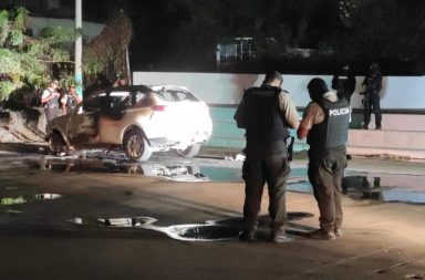 Sujetos quemaron un carro luego de un atentado en Manta