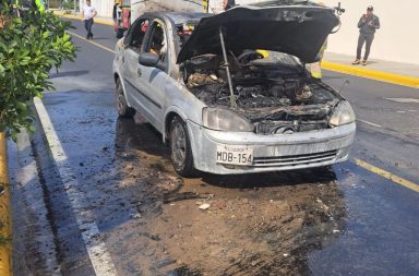 Un carro quedó calcinado en una calle de Portoviejo, Manabí