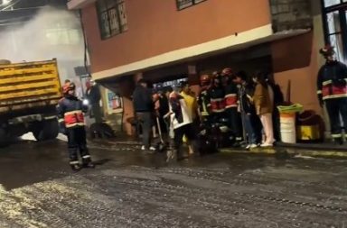 La quebrada Caupicho se desborda en Quito por las fuertes lluvias