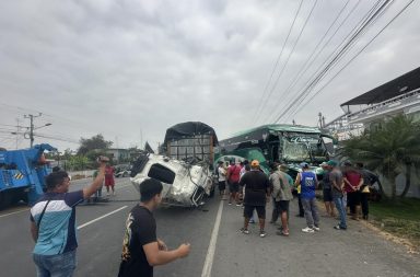 Dos buses y un camión protagonizan un triple choque.