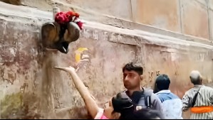 Personas hacían fila para tomar "agua bendita", pero se trataba de un desagüe