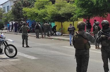 Asesinan a una mujer en los exteriores de una escuela en Manta