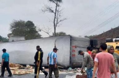 Un tráiler lleno de cervezas de accidenta en Los Ríos