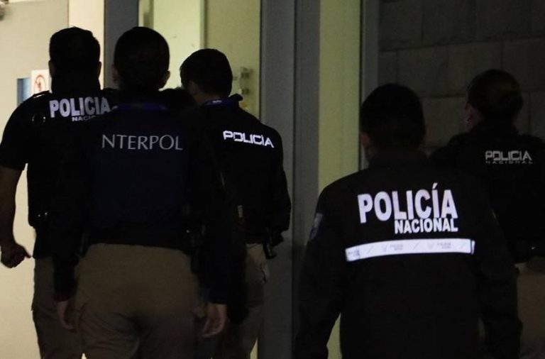 Dos mujeres, el conductor de un auto blindado y también tres agentes aduaneros resultaron detenidos en el aeropuerto de Quito.