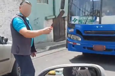 El chofer de un bus urbano, de la ciudad de Quito, se ha vuelto viral en redes sociales tras la difusión de un video.