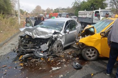 El choque frontal entre un auto de color gris y un taxi dejó dos hombres muertos en el sur de la provincia de Manabí.