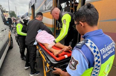 El nacimiento de un bebé dentro de un bus urbano, en la ciudad de Machala, pasó de la alegría a la tristeza en cuestión de minutos.