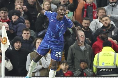 El volante ecuatoriano, Moisés Caicedo, se convirtió en la figura del Chelsea, durante el partido ante el Manchester United.