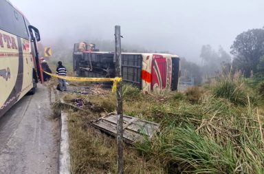 El vuelco de un bus perteneciente a la cooperativa Santa puso en alerta a las autoridades de la provincia de Azuay.