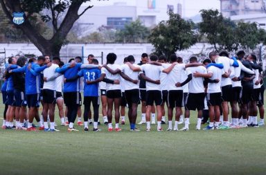 Jugadores de Emelec entrenarán y jugarán ante Macará, a pesar de estar impagos