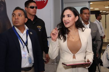 La vicepresidenta de la República, Verónica Abad llegó a Ecuador y su primera impresión fue Estoy feliz de volver a mi tierra.