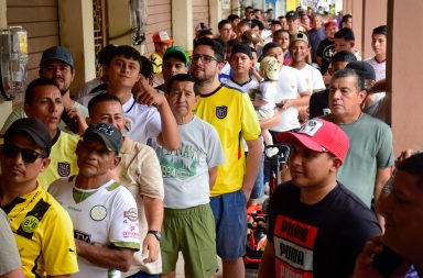 Largas filas por una entrada para ver a Liga de Portoviejo ante Deportivo Quito