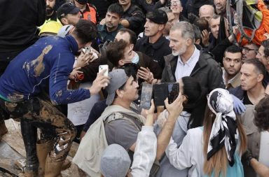 Los reyes de España, acompañados del presidente  Pedro Sánchez llegaron a Valencia, afectada gravemente por las inundaciones.