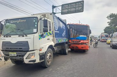 Luego de catorce días otro vehículo recolector de basura, de Portoviejo, se ve involucrado en un accidente de tránsito.